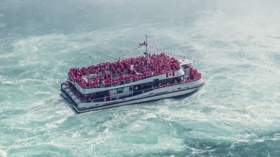 白色的船与乘客
